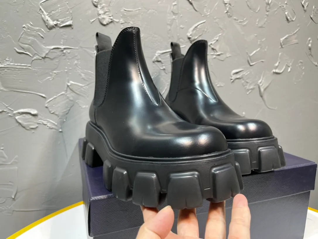 Men's shoes 💰820💰 🔥🔥🔥Upgraded version 2025 new Prada Prada triangular enamel logo, round-toe elastic Martin boots, original one-to-one development, outsole one-to-one private molding, the fabric is made of imported open edge beads, lining cowhide, foot-pad cowhide, sole height 5cm, outsole original rubber foam sole, full package, code number 39-46